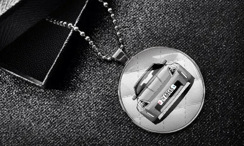 Innenspiegelanhänger neben Versandverpackung auf dem schwarzem Hintergrund anhänger innenspiegel auto