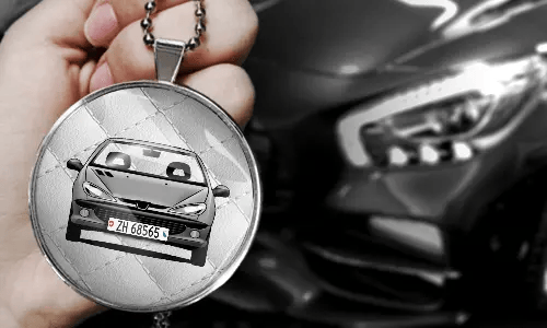 Innenspiegelanhänger mit dem Weißleder Hintergrund in der Hand rückspiegelanhänger auto