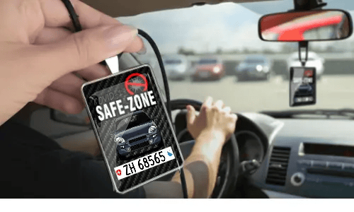 Auto-Safezone-Anhänger mit Carbon Hintergrund in der Hand Auto-Schutzraum-Anhänger