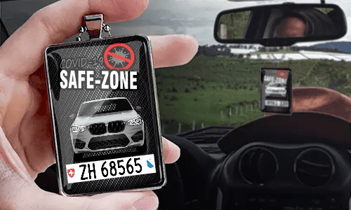 Auto-Safezone-Anhänger mit Carbon Hintergrund und Metallkette in der Hand Safezone-Anhänger