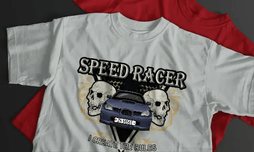 Weißes T-Shirt mit SPEED RACER Schriftzug, silberner BMW-Grafik, zwei Schädeln, gelben Ornamenten und schwarzem Hintergrund