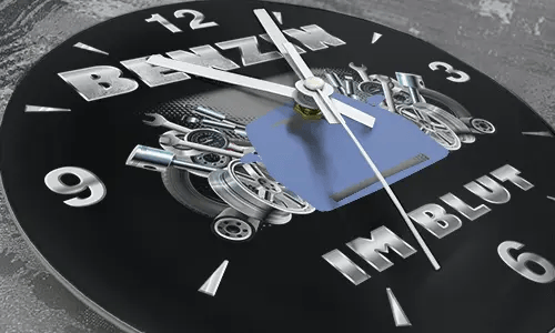 Wanduhr mit schwarzem Sportwagen, Kolben und Schraubenschlüsseln, Schriftzug BENZIN IM BLUT auf schwarzem Hintergrund