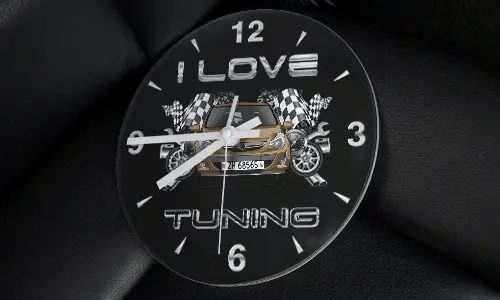Wanduhr mit getuntem Auto, Zielflaggen, Rädern und Schriftzug I LOVE TUNING auf schwarzem Hintergrund