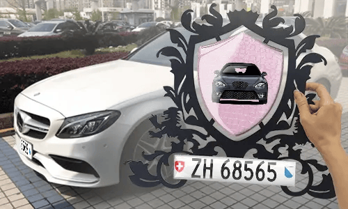 metallschild gestalten schwarz gepulvert mit Rosa Schlangenleder Hintergrund in der Hand personalisiertes metallschild