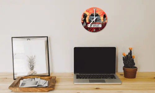 wanduhr mit foto auf dem Wand neben Laptop wanduhr fotos