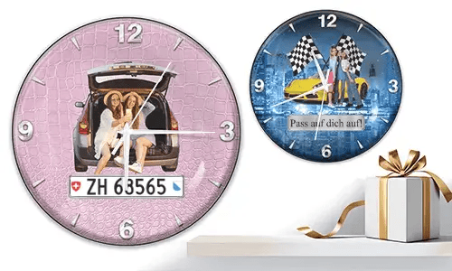 Zwei Wanduhren mit weiblichen Figuren und Autos: links mit Kofferraumszene auf rosa Struktur, rechts mit gelbem Sportwagen und Rennflaggen vor Stadtmotiv