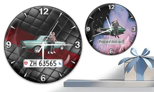 Zwei Wanduhren mit Oldtimern und Figuren: links mit türkisfarbenem Auto und gestepptem Hintergrund, rechts mit grünem Auto und feurigem Kosmosmotiv