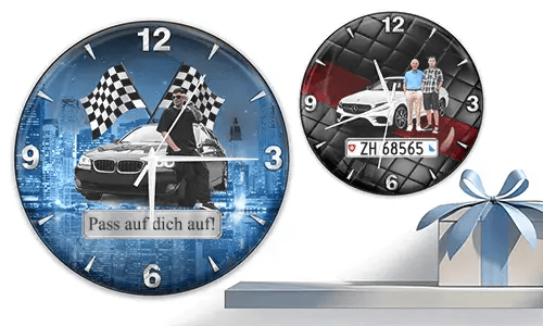 Zwei Wanduhren mit weißen Autos und männlichen Figuren: links mit Stadtmotiv und Rennflaggen, rechts mit rot-schwarzem Steppmuster
