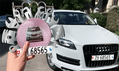 Autoschlüsselanhänger in der Hand mit dem Wagen auf dem Hintergrund individueller schlüsselanhänger