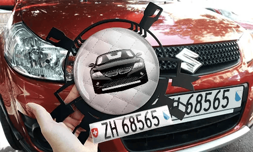 Autoschlüsselanhänger in der Hand mit dem Roten Wagen  persönlicher schlüsselanhänger