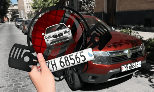 Autoschlüsselanhänger in der Hand mit dem Kennzeichen auto schlüsselanhänger gravur