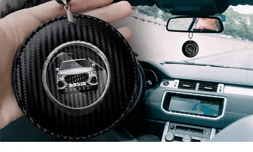 autospiegelanhänger mit foto carbon in der Hand individualisierter autospiegelanhänger