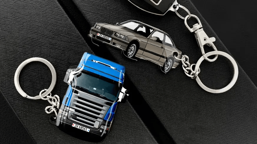 Sleutelhangers in de vorm van een auto en een vrachtwagen, gepresenteerd als aanpasbare voertuigaccessoires