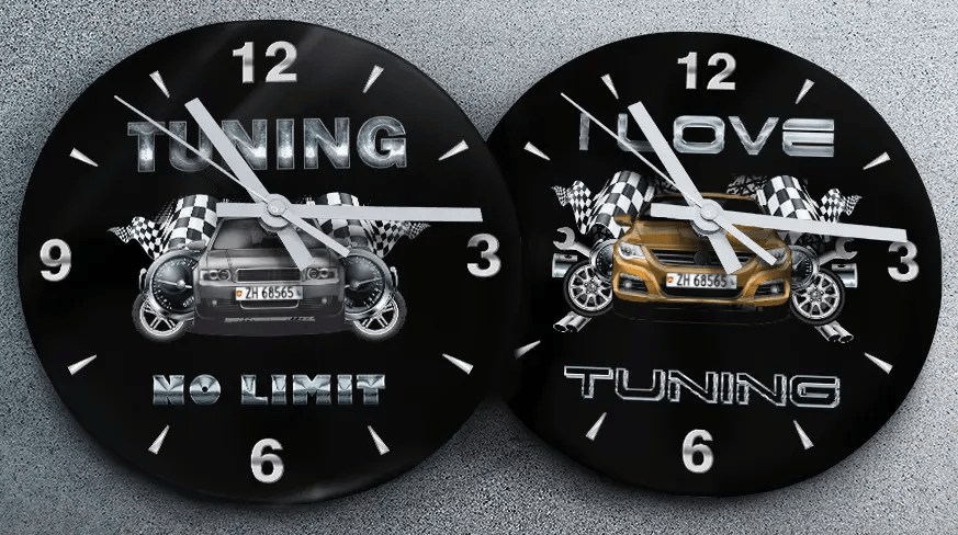 Zwei Wanduhren mit Rennsportmotiv: links mit schwarzem Auto und TUNING NO LIMIT Schriftzug, rechts mit blauem Auto und MOVE TUNING Text