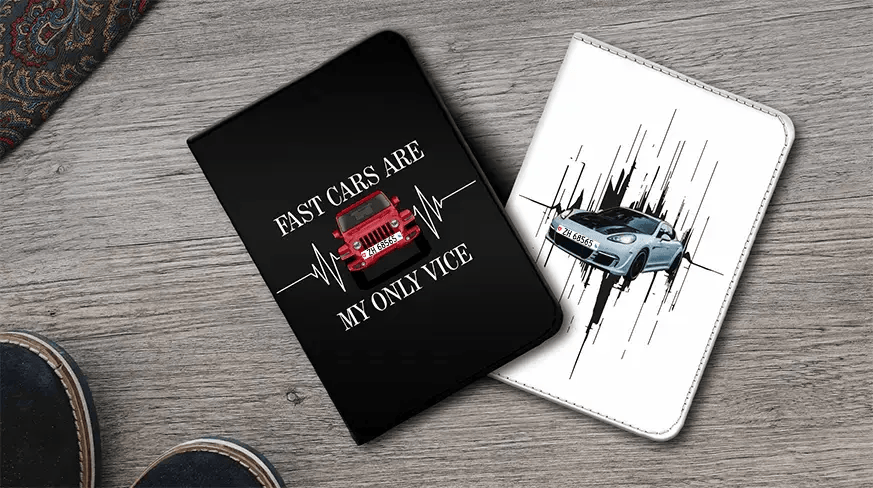 Dva obaly na auto-knihy na dřevěné ploše: Vlevo černý s červeným autem a citátem FAST CARS, vpravo bílý s modrým sportovním autem a pohybovými linkami