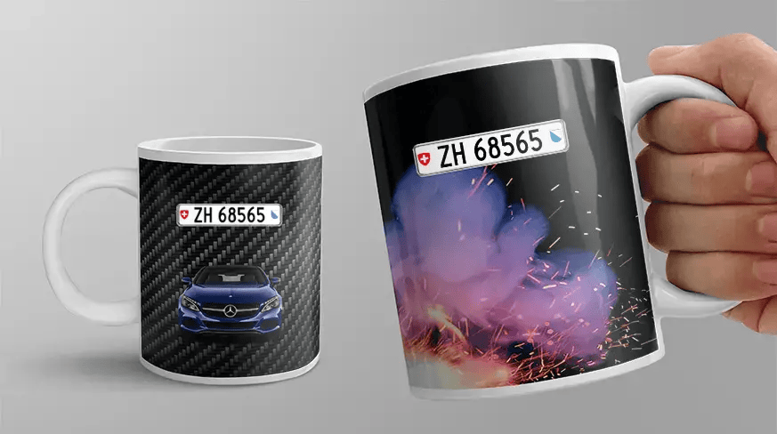 Zwei weiße Tassen mit Auto-Designs: blauer Mercedes auf Carbon-Hintergrund, silberner BMW mit Funken und Rauch