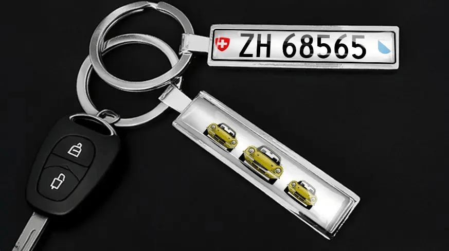 Schlüsselanhänger in Silber mit individuellen Kennzeichen-Nummern und Metallfinish