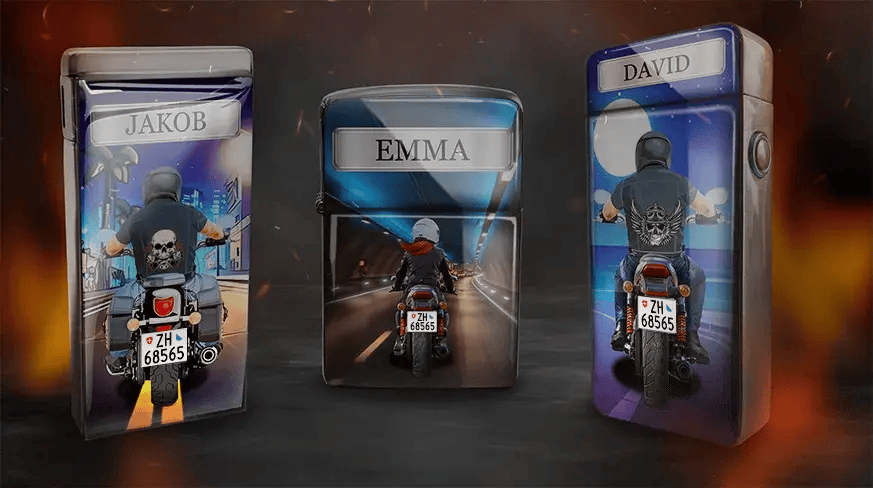 Drei Feuerzeughüllen zeigen Motorradfahrer von hinten, jeweils mit den Namen Jakob, Emma und David. Hintergründe: städtische Nachtlandschaft, Tunnel und mondbeschienene Szenerie. Energetische Atmosphäre.