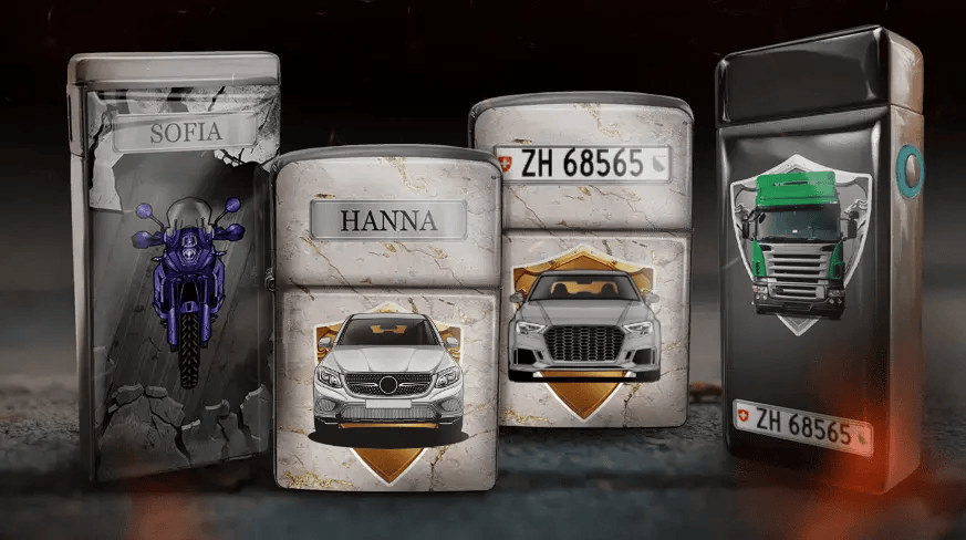 Sammlung dekorativer Dosen mit Fahrzeugmotiven auf marmorähnlichem Hintergrund. Die Dosen zeigen ein Motorrad, blaue und rote Autos sowie einen grünen LKW mit Kennzeichen. Die Namen „SOFIA“ und „HANNA“ sind sichtbar, was ein elegantes und stilvolles Design vermittelt.