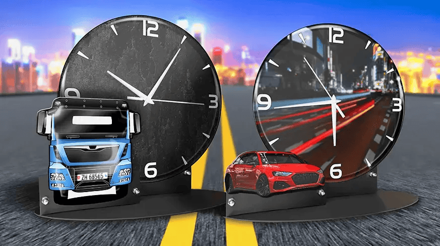Zwei analoge Uhren mit Modellfahrzeugen: links mit blauem LKW und dunklem Zifferblatt, rechts mit rotem Sportwagen und Stadtlichtern